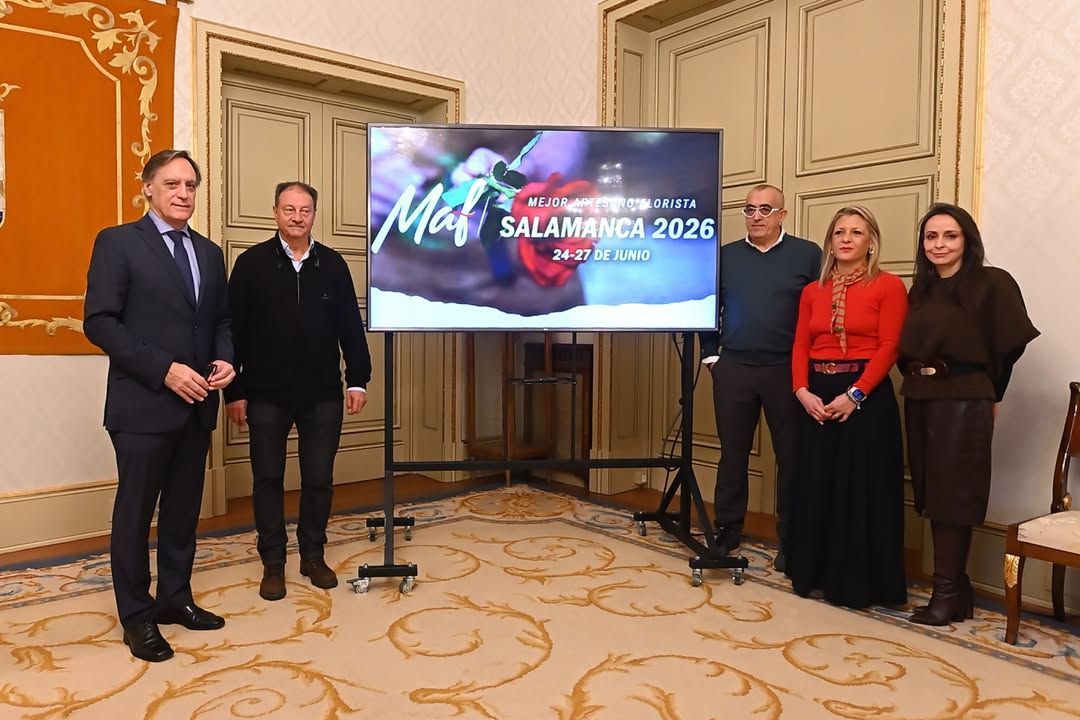 Presentación del certamen nacional de floristas en Salamanca con varios asistentes.