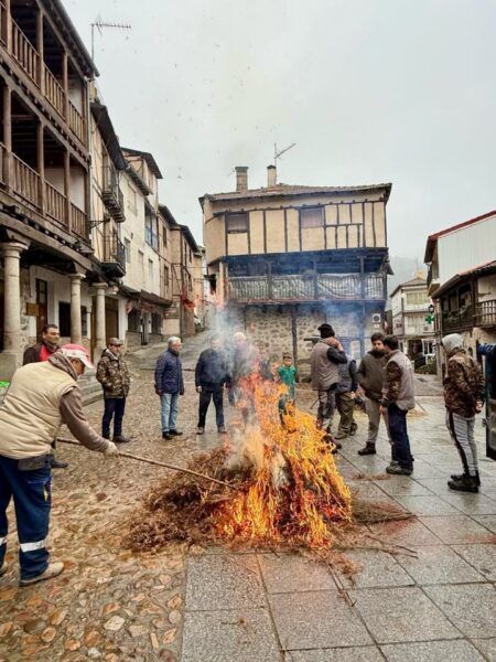 Personas reunidas alrededor de una hoguera en San Esteban de la Sierra.