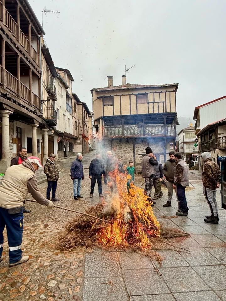 Personas reunidas alrededor de una hoguera en San Esteban de la Sierra.