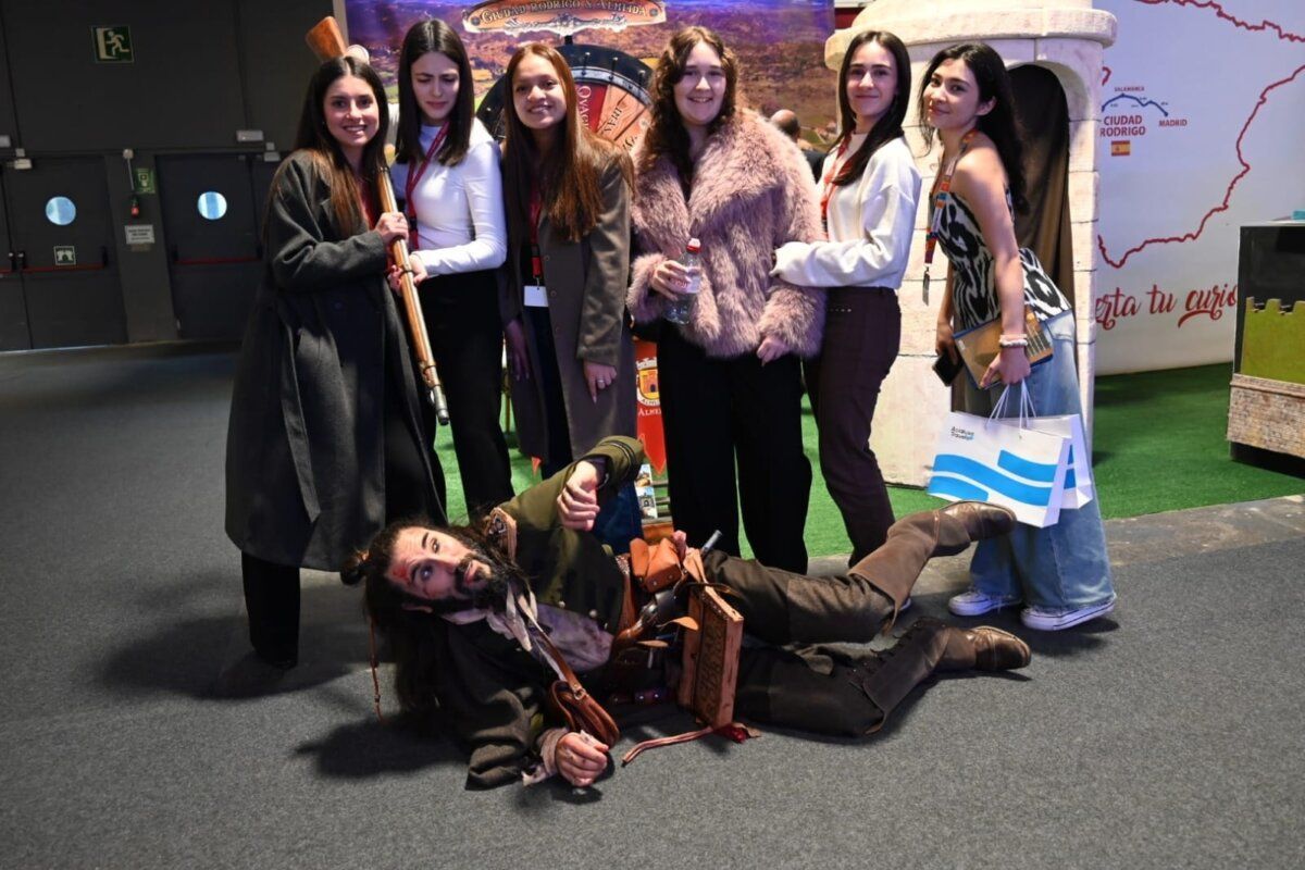 Grupo de personas en el stand de Ciudad Rodrigo en FITUR