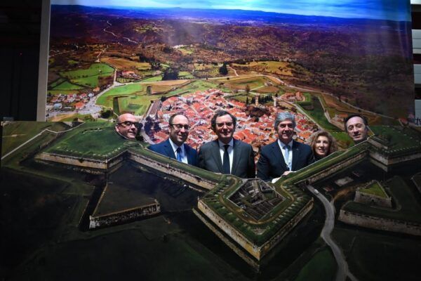 Representantes en el stand de Ciudad Rodrigo en Fitur con fondo de la ciudad
