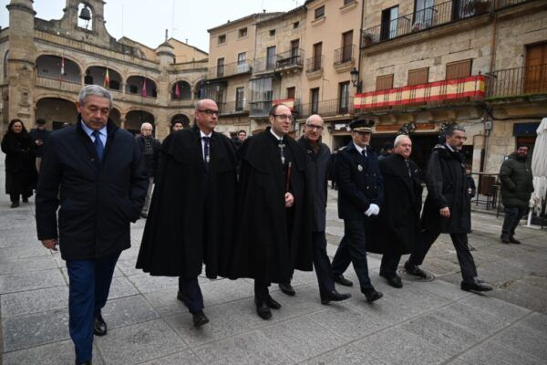 Autoridades y miembros de la Cofradía de San Sebastián en procesión