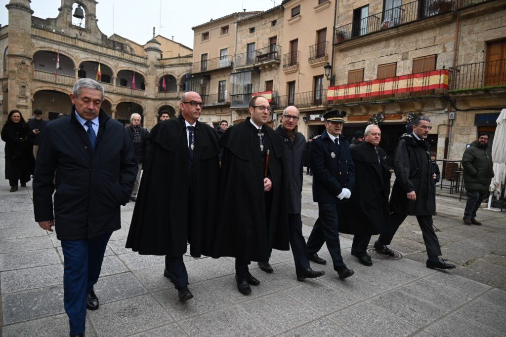 Autoridades y miembros de la Cofradía de San Sebastián en procesión