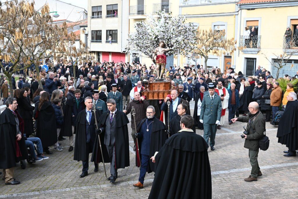 Procesión en Ciudad Rodrigo en honor a San Sebastián con multitud de asistentes.