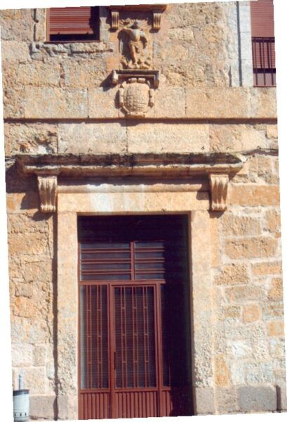 Fachada de un edificio histórico en Ciudad Rodrigo con un escudo y un arcángel
