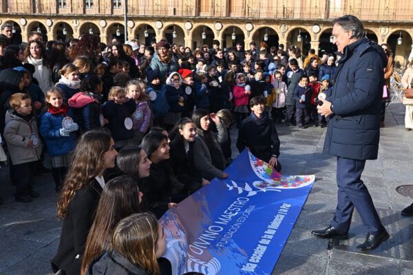 Alumnos del Colegio Divino Maestro celebrando el Día Escolar de la Paz.
