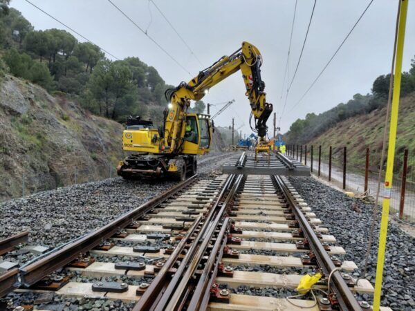 Maquinaria trabajando en la reparación de la línea ferroviaria en Adamuz