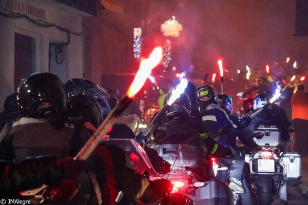 Motociclistas en una concentración invernal con antorchas encendidas