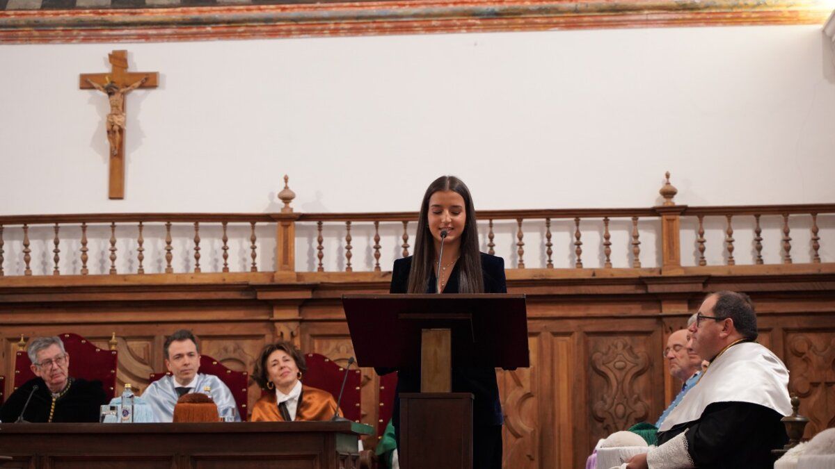 Estudiante hablando en un acto de conmemoración en la universidad