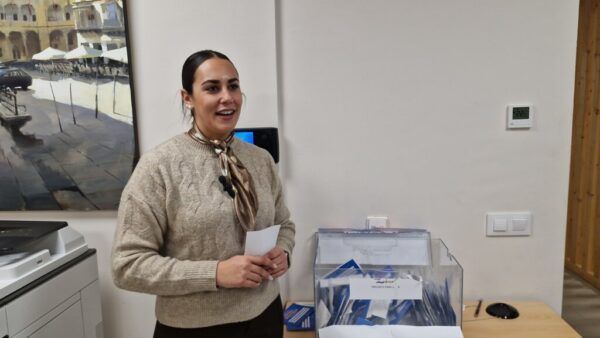 Mujer sonriente presentando la campaña Consume en Ciudad Rodrigo
