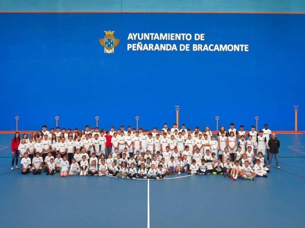 Foto de grupo de las Escuelas Deportivas Municipales en Peñaranda de Bracamonte