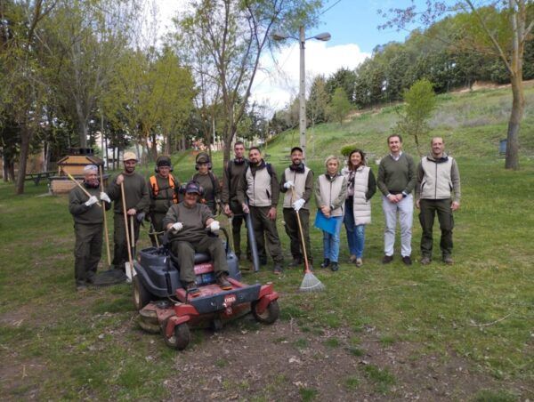Grupo de personas participando en el programa de formación y empleo en Aldeatejada