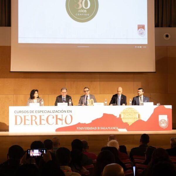 Panel de juristas en la Universidad de Salamanca durante cursos de especialización en Derecho