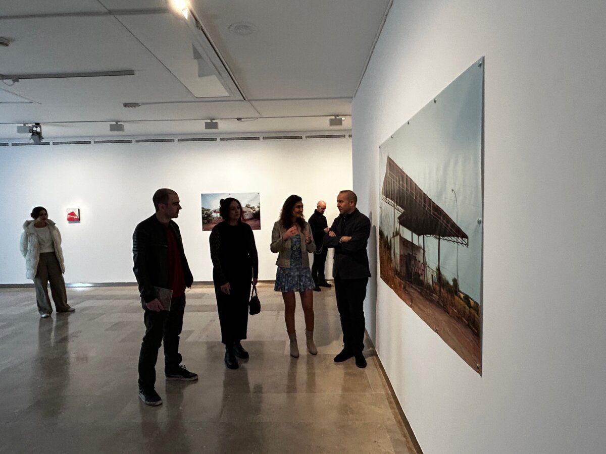 Visitantes observando obras en la exposición Más octanos, más octanos en el DA2.