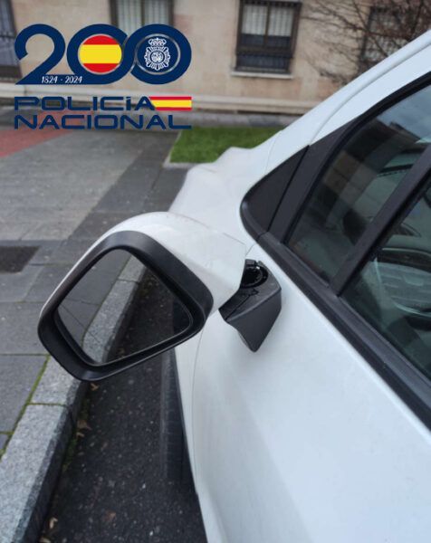 Retrovisor dañado de un vehículo tras una discusión de tráfico