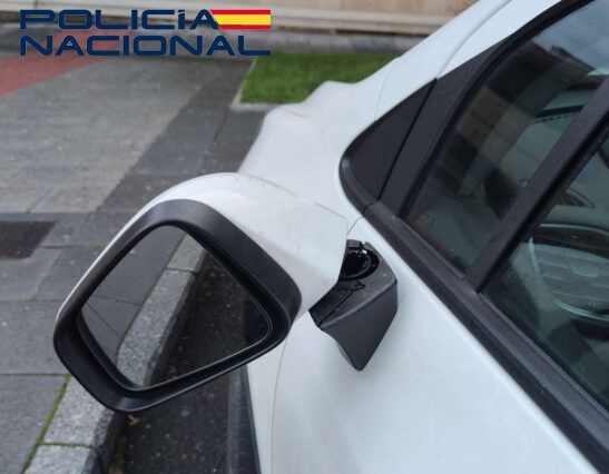 Retrovisor dañado de un vehículo tras una discusión de tráfico