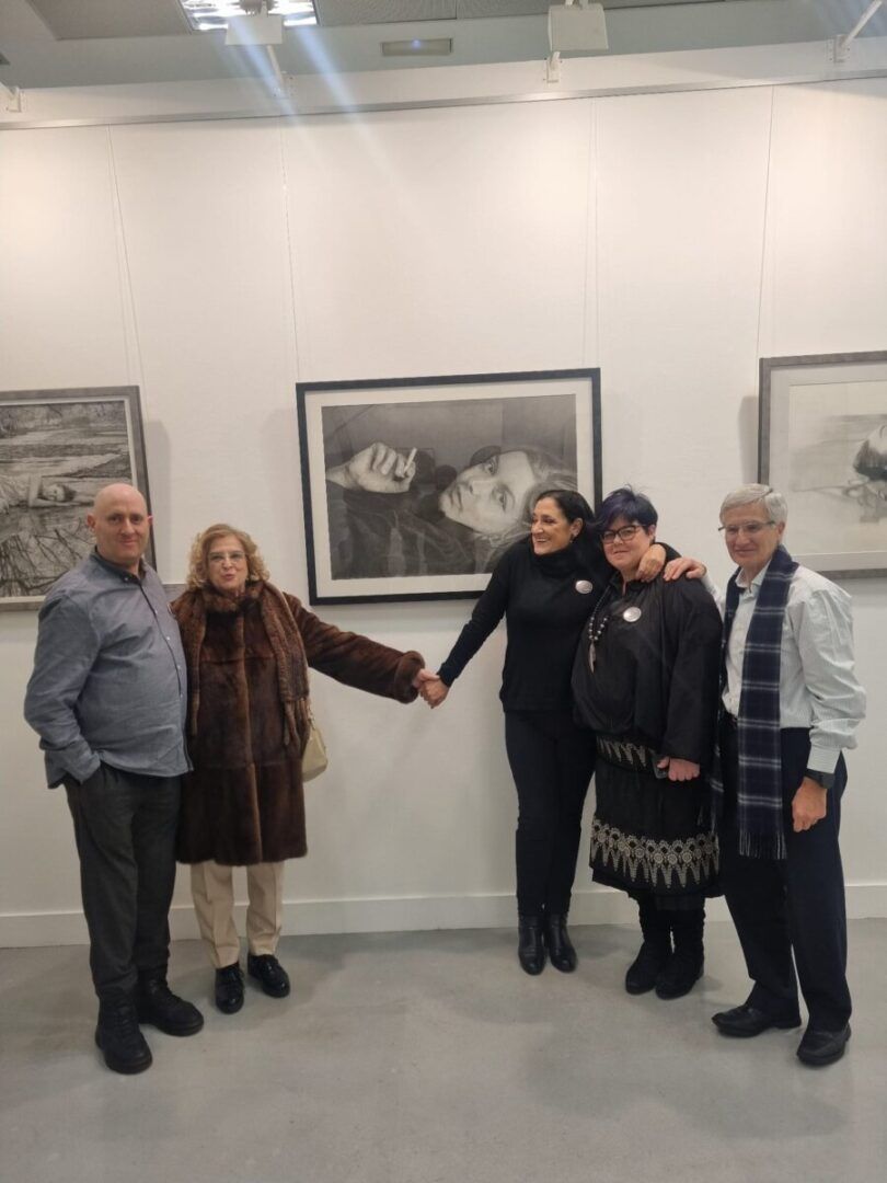 Inauguración de la exposición Ventanas a la emoción II en Salamanca con David Sánchez y asistentes.