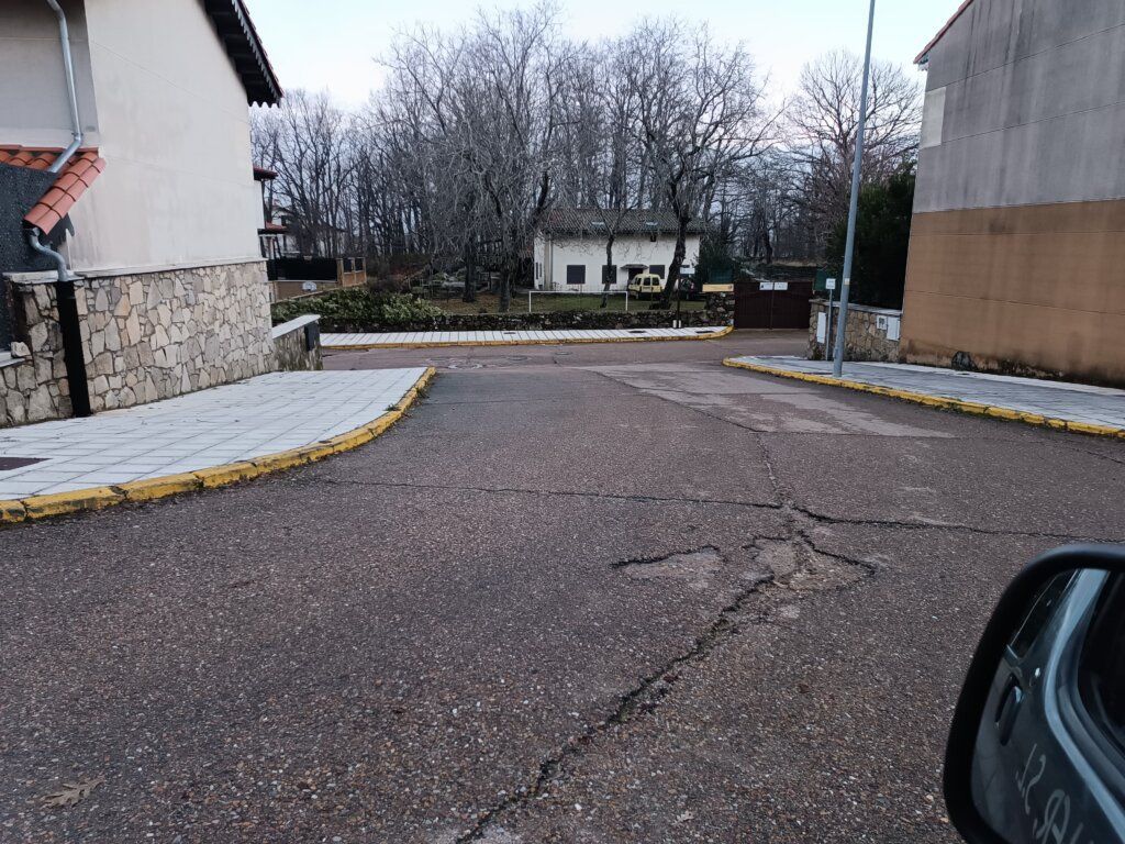 Acceso con curvas pronunciadas en urbanización de La Alberca