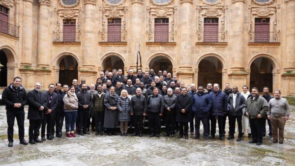 Grupo de profesores y estudiantes en la celebración de San Raimundo de Peñafort