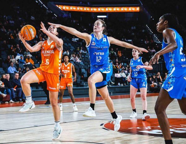 Jugadora de Valencia Basket en acción durante un partido contra Avenida.