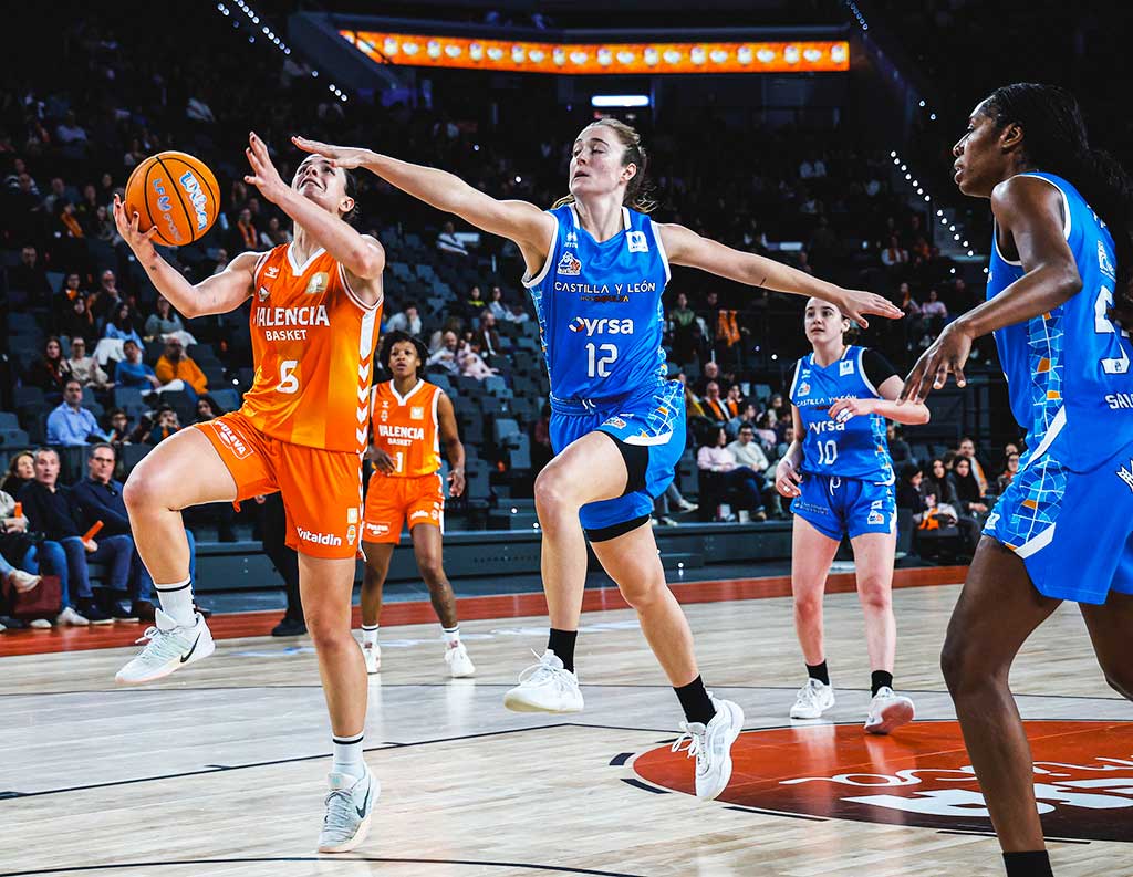 Jugadora de Valencia Basket en acción durante un partido contra Avenida.