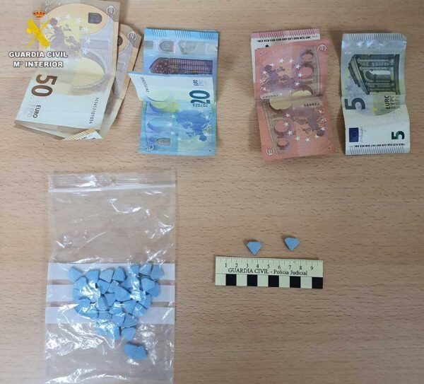 Dinero y pastillas de éxtasis incautadas por la Guardia Civil