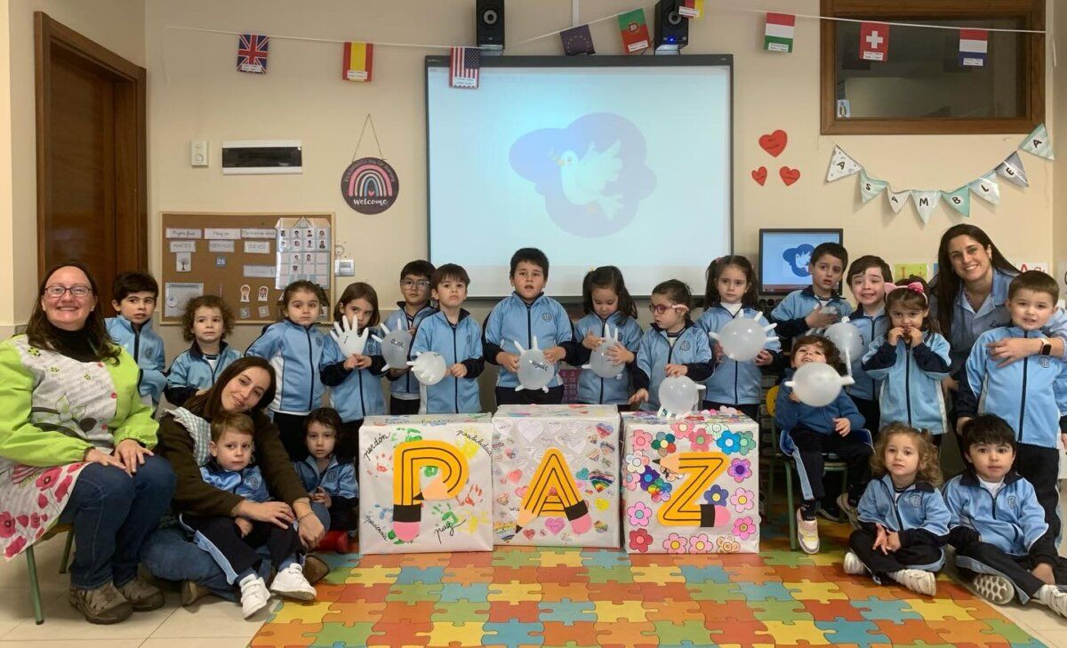 Niños y educadores celebrando el Día Escolar de la Paz en el aula.