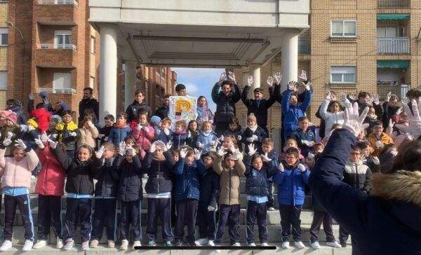 Estudiantes del Colegio La Milagrosa celebrando el Día Escolar de la Paz