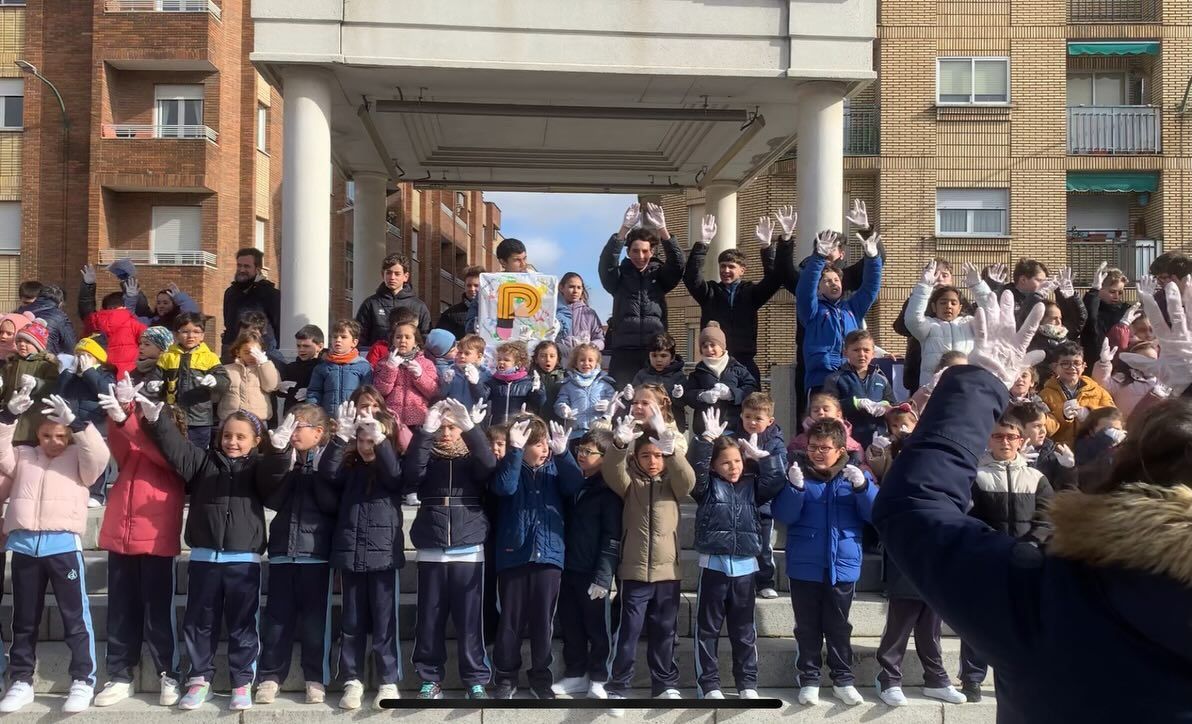 Estudiantes del Colegio La Milagrosa celebrando el Día Escolar de la Paz