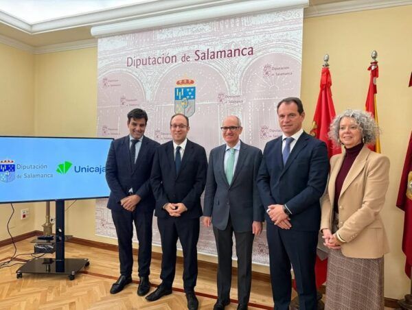 Representantes de la Diputación de Salamanca y Unicaja Banco en una reunión