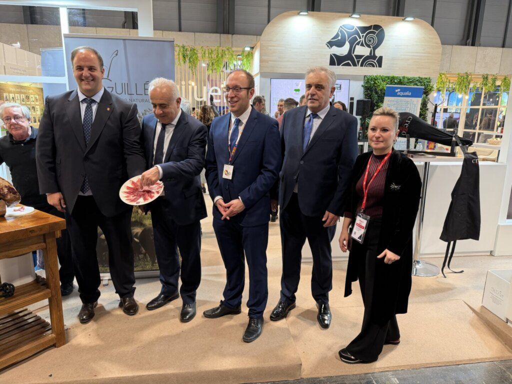 Diputados provinciales de Salamanca en el stand de FITUR 2026