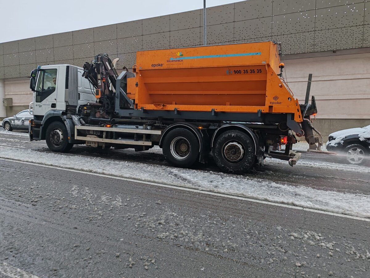 Camión de esparcido de sal en una calle nevada de Salamanca