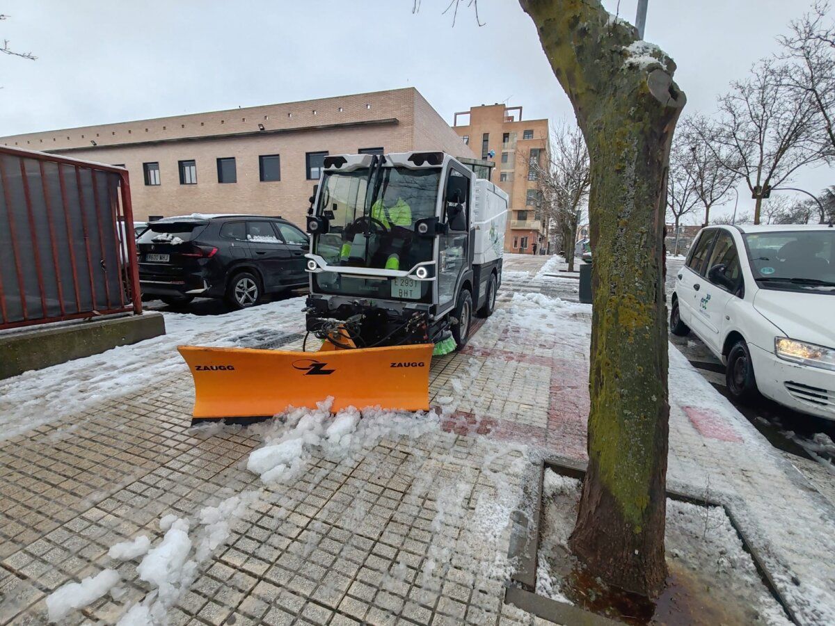Vehículo de limpieza quitando nieve en Salamanca