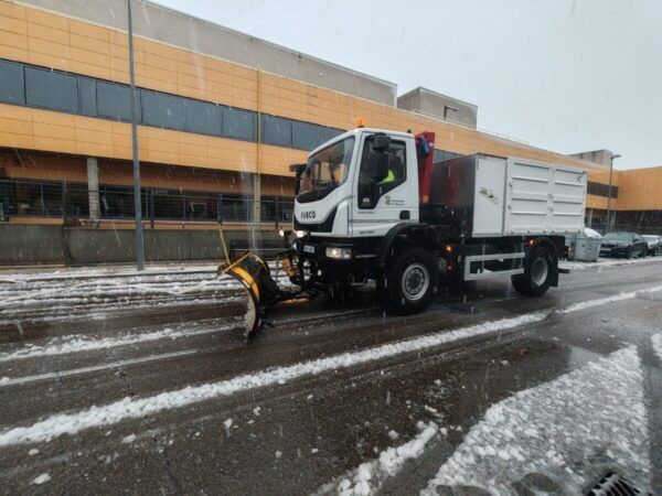Camión quitanieves trabajando en calles nevadas de Salamanca