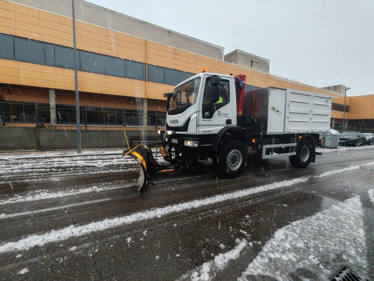 Camión quitanieves trabajando en calles nevadas de Salamanca