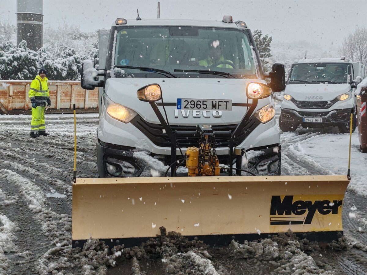 Camión quitanieves trabajando en la nieve en Salamanca