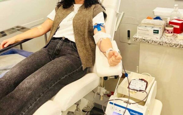 Persona donando sangre en un centro de hemoterapia