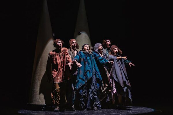 Actores en escena durante un espectáculo teatral en Salamanca