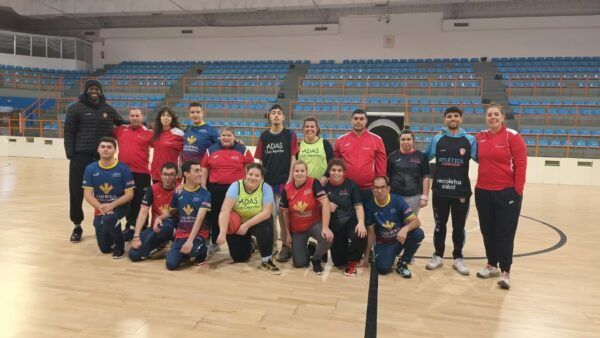 Grupo de jugadores de baloncesto en una sesión de entrenamiento inclusivo