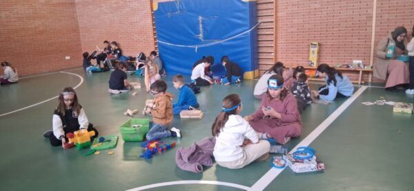Niños jugando en el gimnasio durante la actividad del pasaporte Al cole vamos andando