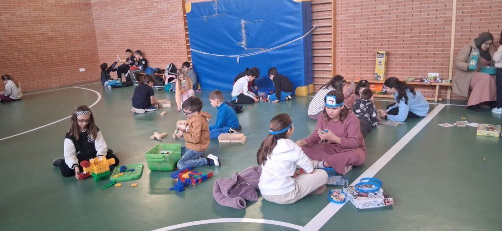 Niños jugando en el gimnasio durante la actividad del pasaporte Al cole vamos andando