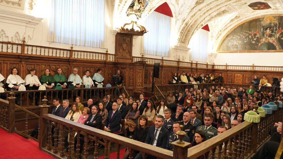 Ceremonia de conmemoración de Santo Tomás de Aquino en la universidad con estudiantes y profesores.