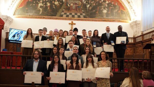 Ceremonia de premiación a estudiantes y profesores en la Universidad con diplomas