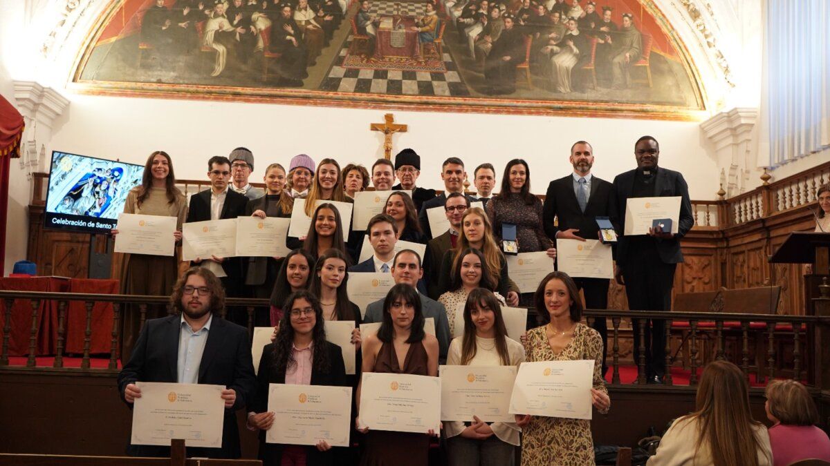 Ceremonia de premiación a estudiantes y profesores en la Universidad con diplomas