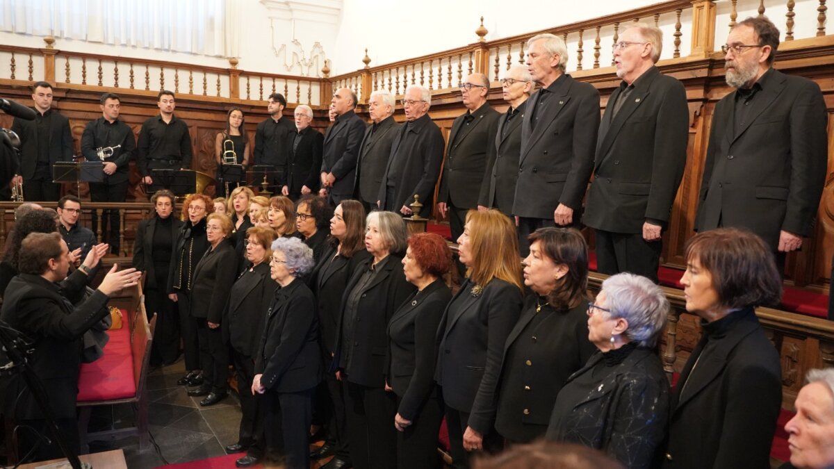 Grupo de estudiantes y profesores en ceremonia de Santo Tomás de Aquino