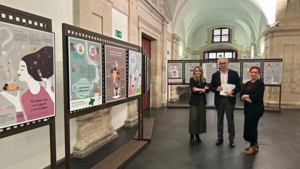 Inauguración de la exposición sobre ciencia y alimentación en la biblioteca.