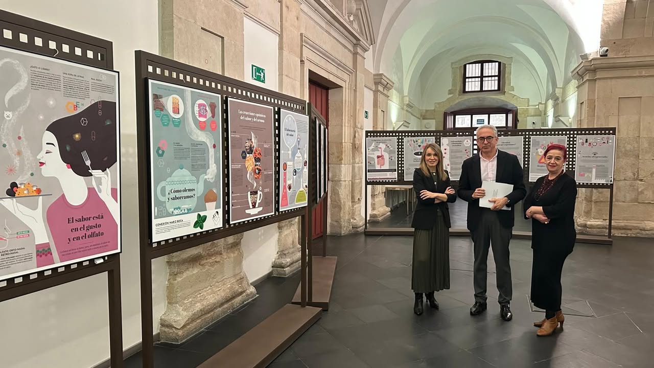 Inauguración de la exposición sobre ciencia y alimentación en la biblioteca.