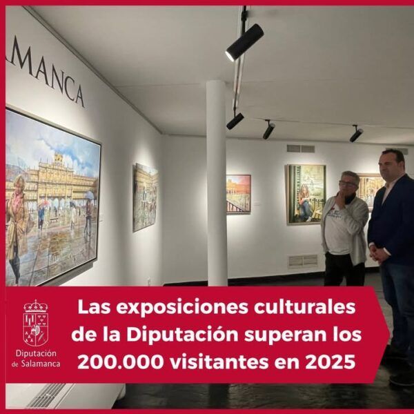 Visitantes observando obras de arte en una exposición en Salamanca