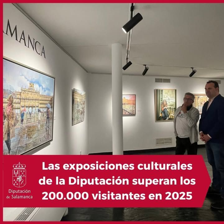 Visitantes observando obras de arte en una exposición en Salamanca