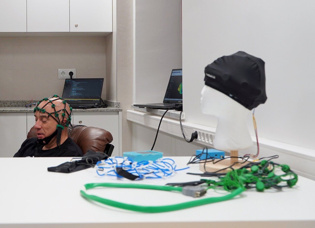 Estudiante con equipo de neurociencia en la Facultad de Psicología
